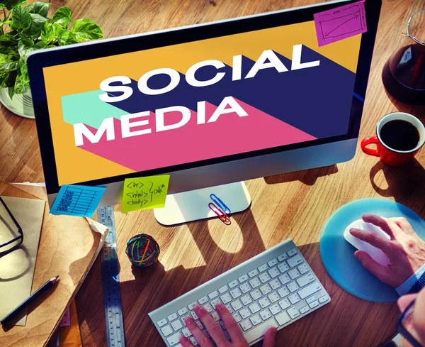 Bilgisayar kullanan adam