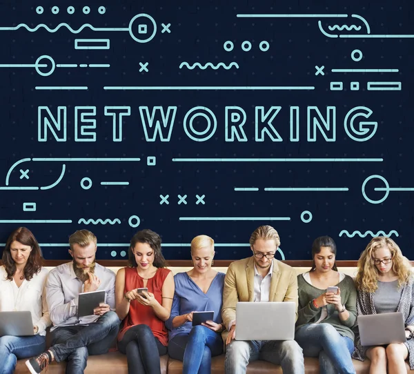 aygıtlar ve ağ ile insanlar oturup