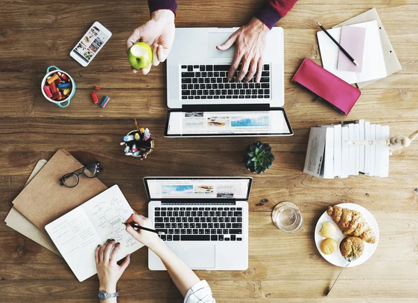 Chers collègues travaillant au bureau . — Photo