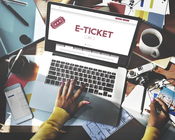 Dizüstü bilgisayarla çalışan kadın