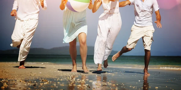 Freunde genießen am Strand — Stockfoto