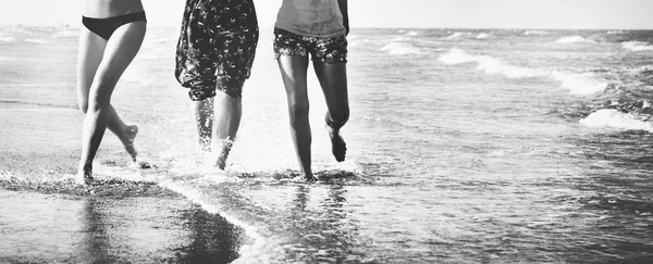 Vrienden op zomer strand — Stockfoto