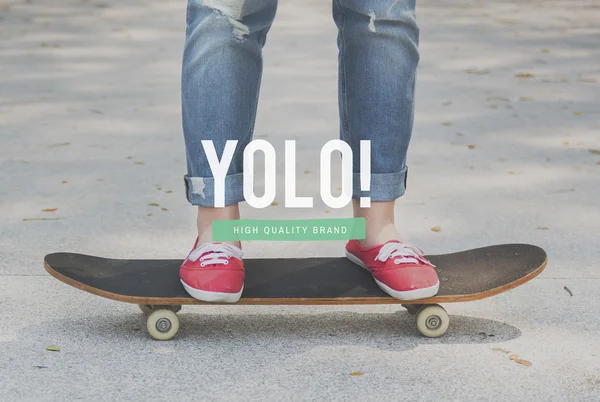 Vrouw op skateboard op achtergrond — Stockfoto