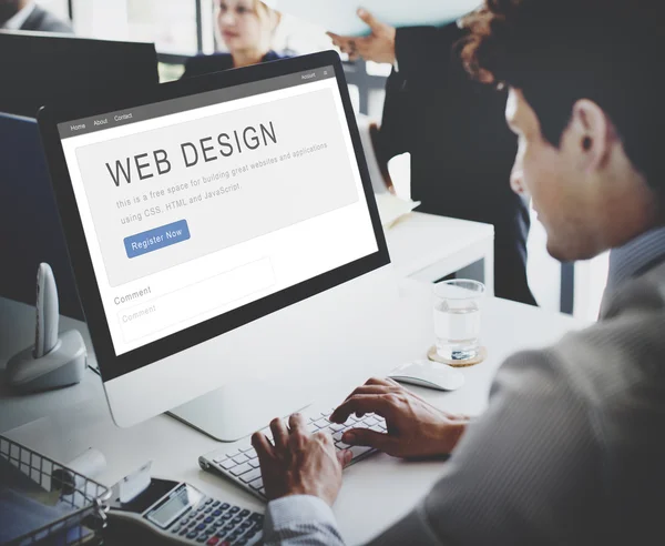 Biznesmen, pracując na komputerze z web design — Zdjęcie stockowe