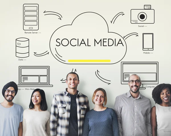 Diversità persone con i social media — Foto Stock