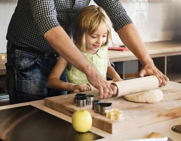 Petite fille avec père faisant des biscuits — Photo