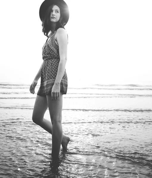 Μοντέρνα γυναίκα που περπατά στην παραλία — Φωτογραφία Αρχείου