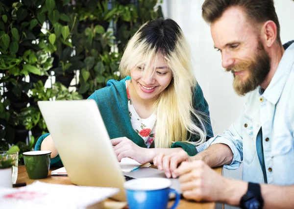 Sonrientes empresarios Encuentro — Foto de Stock