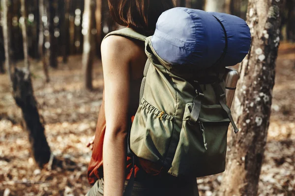 Dziewczyna, trekking na zewnątrz — Zdjęcie stockowe