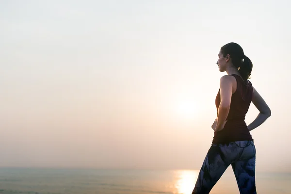 Mujer de pie en la playa — Foto de Stock