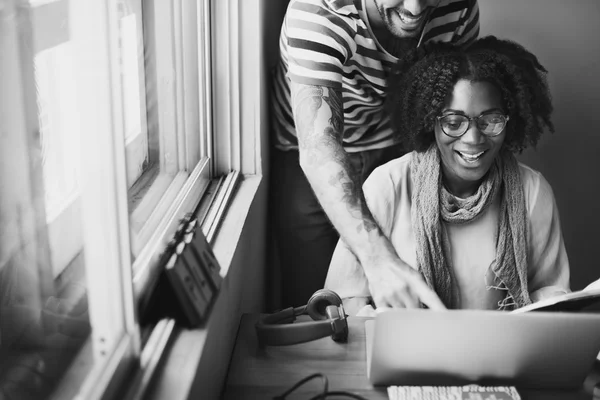 dizüstü bilgisayarda çalışan kadın ve erkek