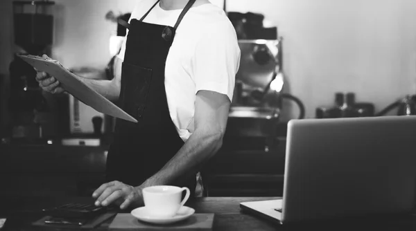 Barista trabajando en la cafetería — Foto de Stock