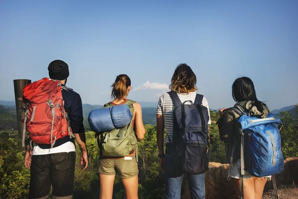 Bästa vänner vandring tillsammans — Stockfoto