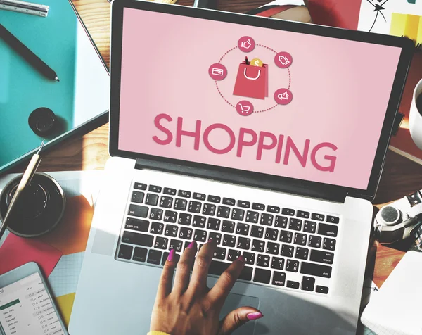 Dizüstü bilgisayarla çalışan kadın