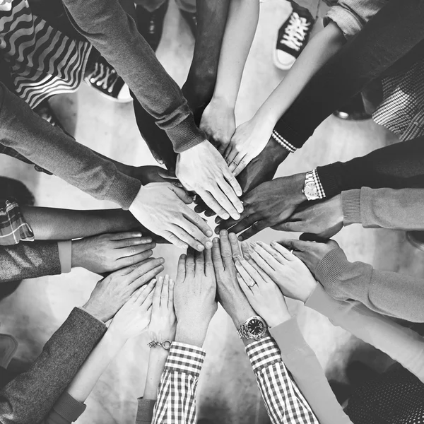 Farklı insanlar tutuşup