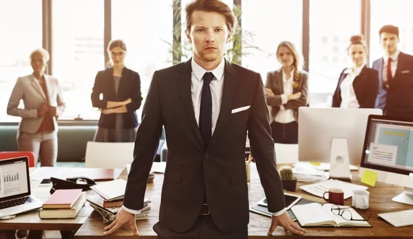 Ekip çalışması beyaz yakalı işçiler