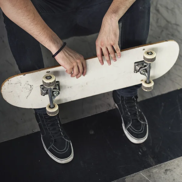 若い男持株スケート ボード — ストック写真