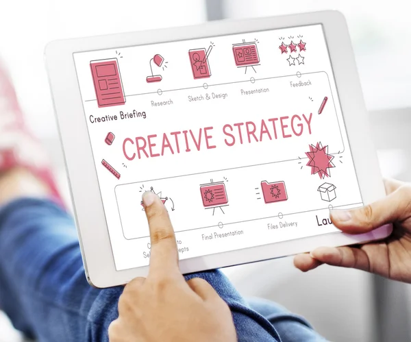 kişi elinde dijital tablet tarama