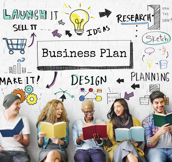 bir grup insan kitap okuma