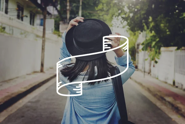 街で歩いている帽子の女 — ストック写真