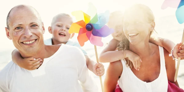 Familie mit Kindern am Strand — Stockfoto