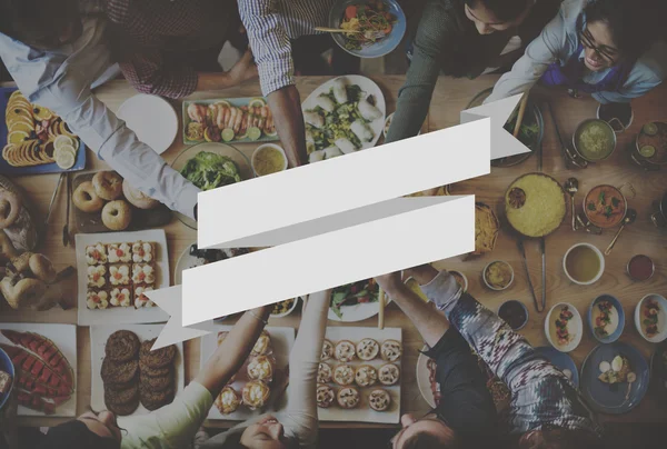 insanlar içecekler içme