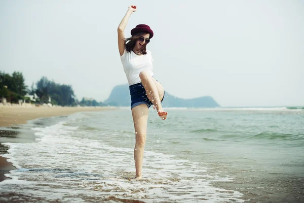 Femme éclaboussant l'eau — Photo