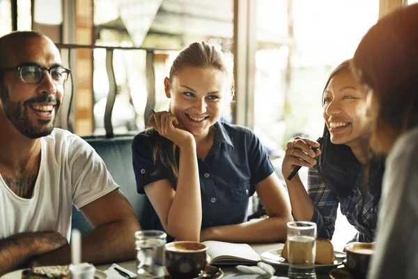 Arkadaşlar kahve içiyor.