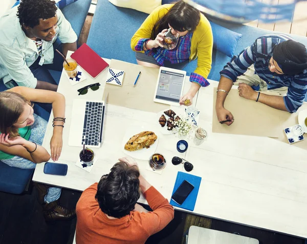 Vrienden Vergader- en bespreken van ideeën — Stockfoto