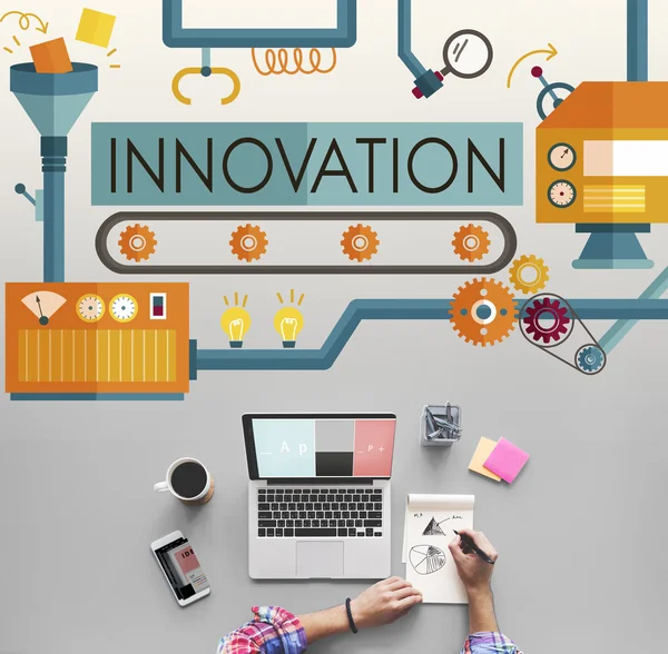 dizüstü bilgisayar kullanan adam