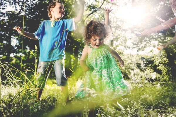 Malé děti si hrají spolu venku — Stock fotografie