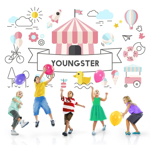 Çocuklar balonlarla oynuyor