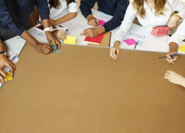 Étudiants brainstorming à l'université — Photo