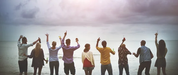 Freunde haben Spaß bei Beachparty — Stockfoto