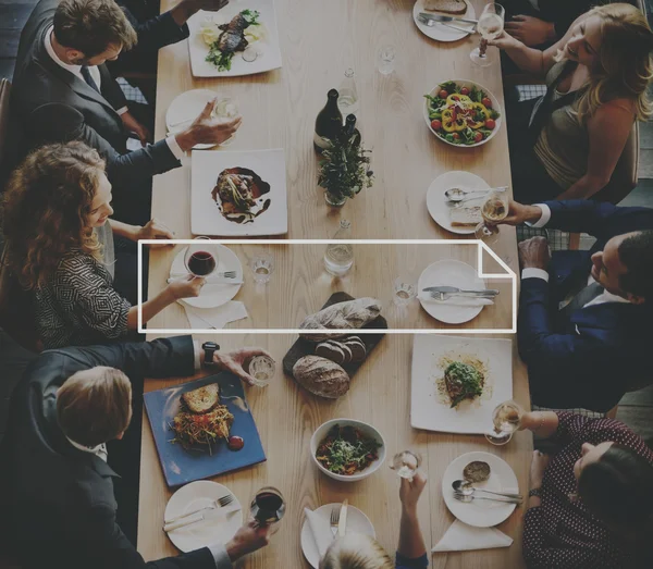 Diverse mensen hebben van diner samen — Stockfoto
