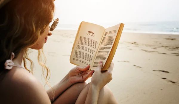 Mujer leyendo en la playa —  Fotos de Stock