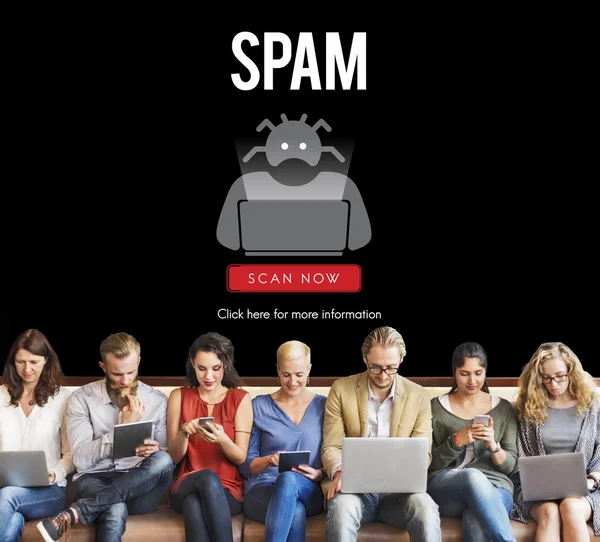 Ludzie siedzą z urządzeniami i spam — Zdjęcie stockowe