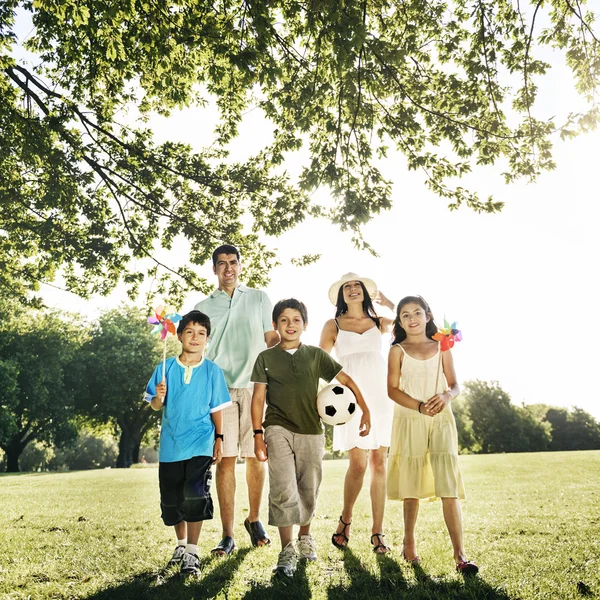 Familia feliz juntos al aire libre —  Fotos de Stock