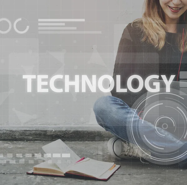 bilgisayar ile çalışan kadın