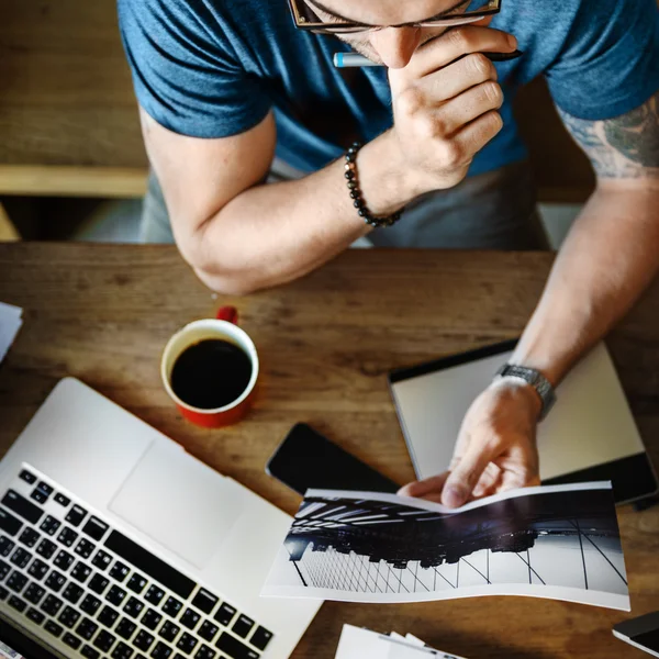 Mann arbeitet mit Computer — Stockfoto