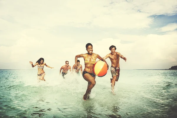 Amici che godono in spiaggia — Foto Stock