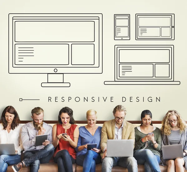 Mensen zitten met apparaten en responsive design — Stockfoto