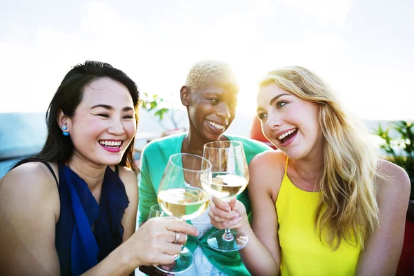 Різноманітність жінок, які п'ють шампанське — стокове фото