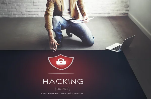 Homme d'affaires travaillant avec Hacking — Photo