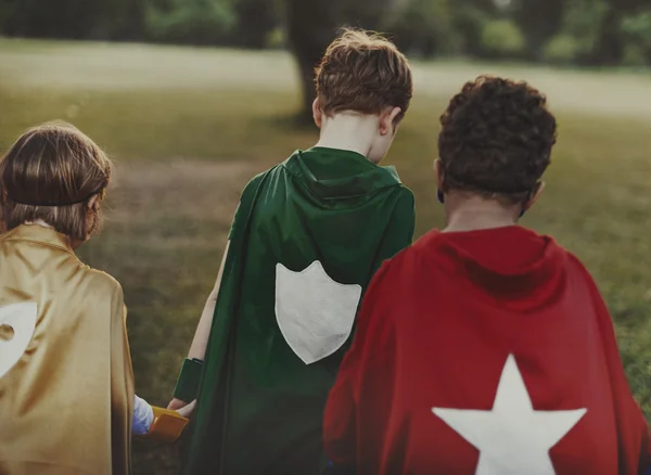 Superhéros Enfants jouant à l'extérieur — Photo