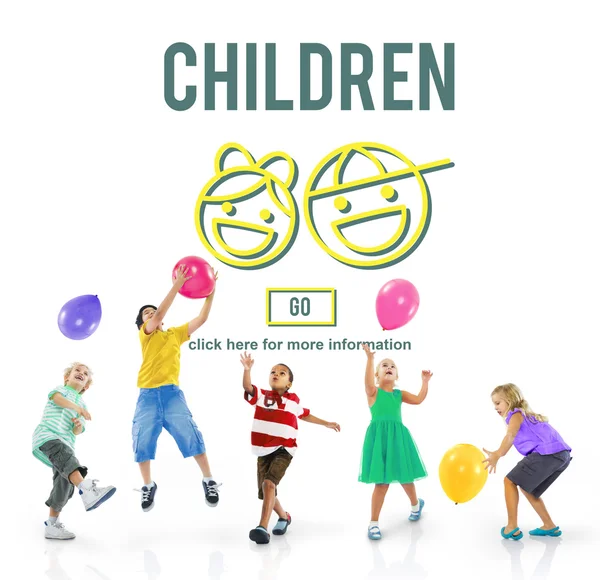 Anak-anak bermain dengan balon — Stok Foto