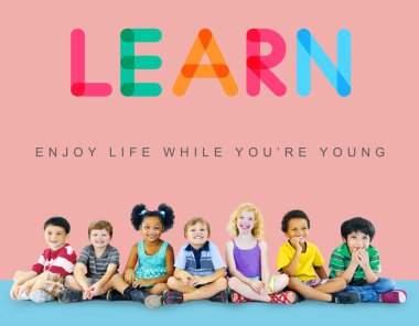 Çeşitlilik çocuk birlikte oturan