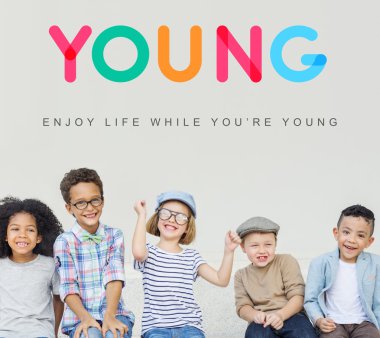 Çocuklar gülüyor ve eğlenin