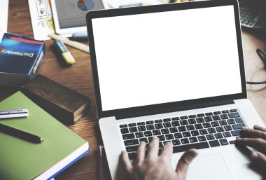 Laptop klavyesinde yazan kişi 