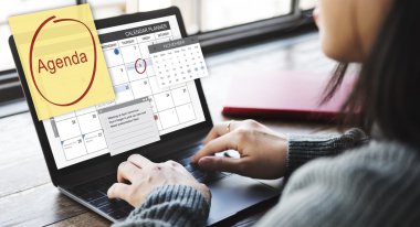 bilgisayar ile çalışan kadın